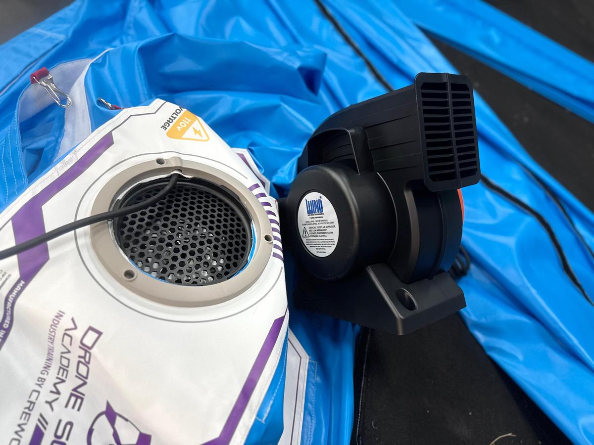Detalhes de velcro e travamentos reforçados
